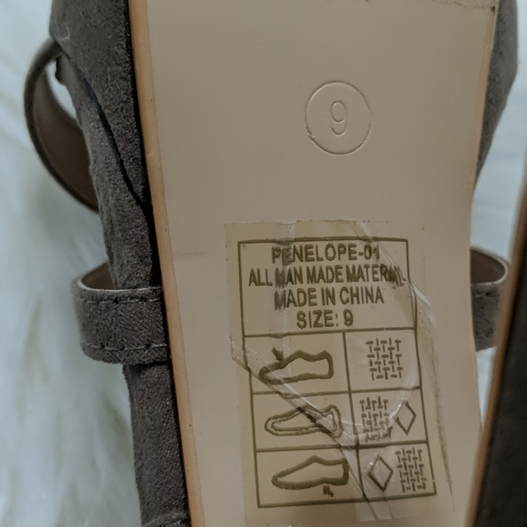 EUC ~ HEART'S Chunky Heel Platform Sandals - Picture 6 of 7